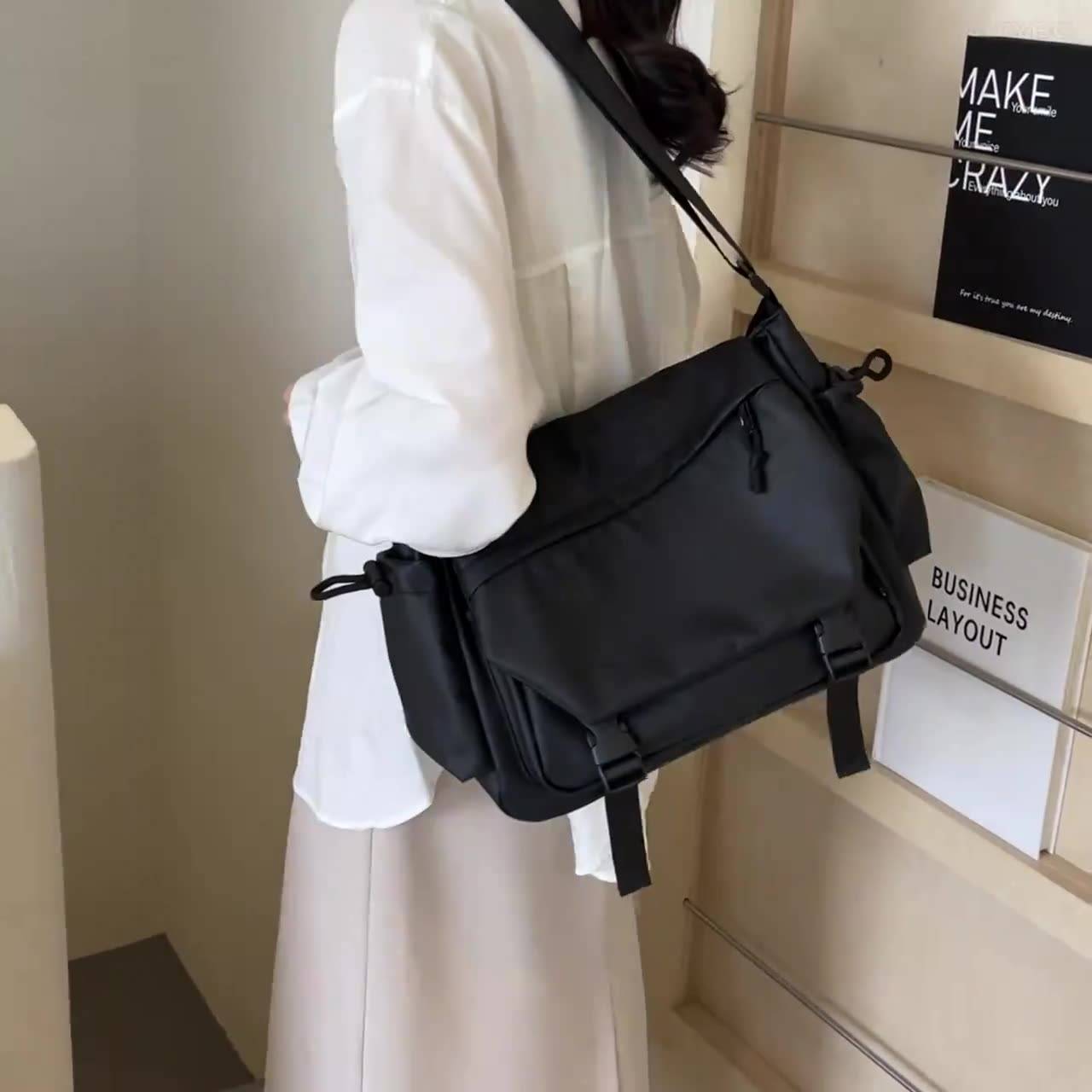 Tyylikäs ja Tilava Olkalaukku – Vedenkestävä ja Käytännöllinen Valinta