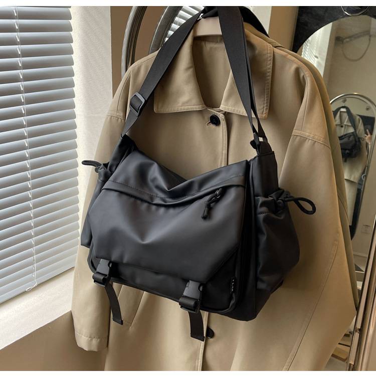 Tyylikäs ja Tilava Olkalaukku – Vedenkestävä ja Käytännöllinen Valinta